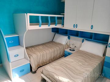 Cameretta 3 letti con scrivania e cassettiera