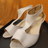 Sandali beige a T con tacco basso 43