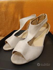 Sandali beige a T con tacco basso 43