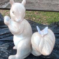 Scoiattolo con farfalla in porcellana 
