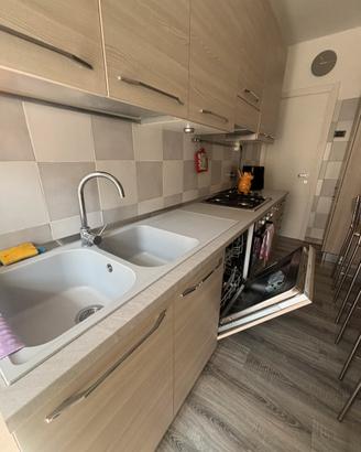 Cucina KOK con tavolo snack e elettrodomestici