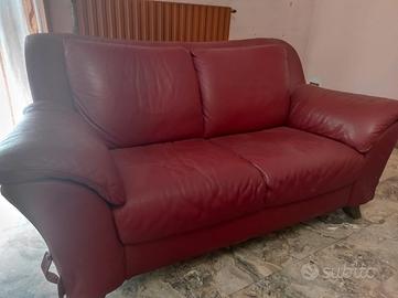 divano in pelle rosso