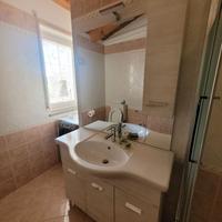 Mobiletto bagno con lavabo e specchio