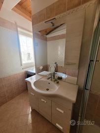 Mobiletto bagno con lavabo e specchio