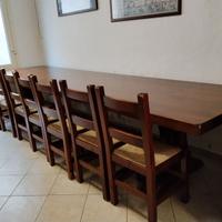 Tavolo da taverna con sedie