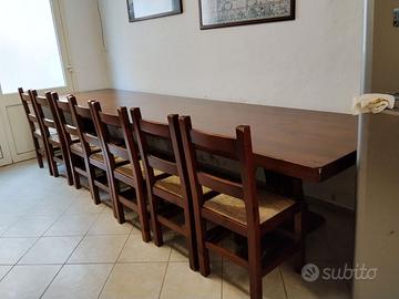 Tavolo da taverna con sedie