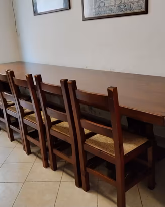 Tavolo da taverna con sedie