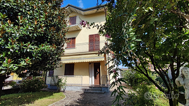 Casa indipendente su tre livelli - Levate