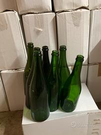 Bottiglie vuote da vino a corona