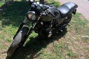 Kawasaki GPZ 750 iscritta ASI cafe racer