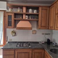 Cucina ad angolo con top in granito 