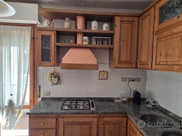 Cucina ad angolo con top in granito 