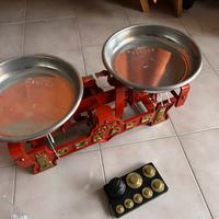 Antica bilancia in ghisa rossa anni '50