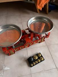 Antica bilancia in ghisa rossa anni '50