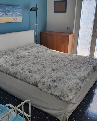 camera da letto con armadio 6 ante e letto matr.