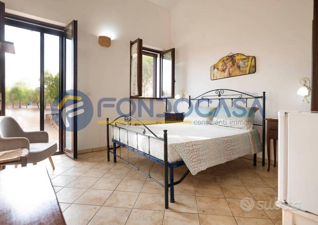 Rustico / Casale di 4600 m² con più di 5 locali e - Altro