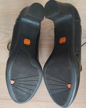 Scarpe chiusa pelle nera e vernice BATA