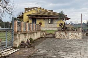 Villa di 3290 m² con più di 5 locali a Capena