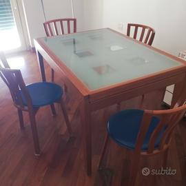 Tavolo in legno e vetro 