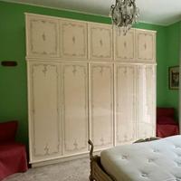 Armadio 6 ante in legno laccato bianco con dipinti