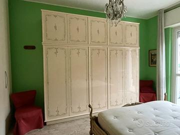 Armadio 6 ante in legno laccato bianco con dipinti