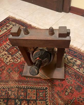 Bottiglia decorativa “Nebbiolo 1805” con torchio