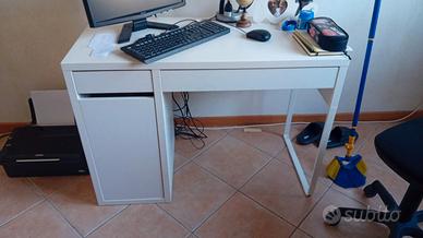 scrivania con qualche graffio