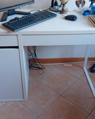scrivania con qualche graffio