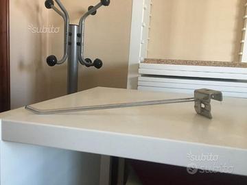 Ganci e staffe per arredamento