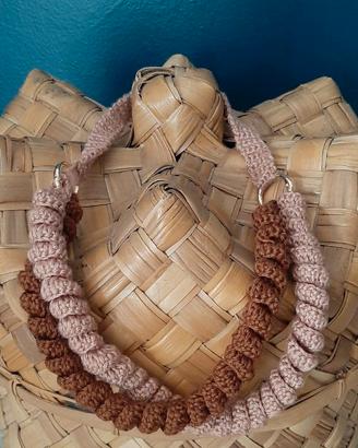 Collana uncinetto beige e marrone