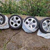 Gomme 235/45 Zr17 97Y + cerchi in lega.