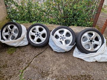 Gomme 235/45 Zr17 97Y + cerchi in lega.