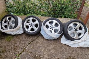 Gomme 235/45 Zr17 97Y + cerchi in lega.