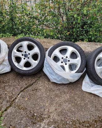 Gomme 235/45 Zr17 97Y + cerchi in lega.