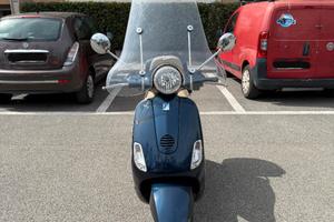 Vespa LX 125 blu