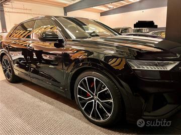 AUDI Q8 nera tetto panoramico sportiva