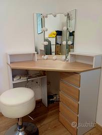Mobile da trucco con specchio e luci