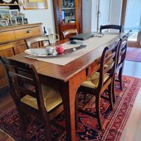 Tavolo antico con sei sedie