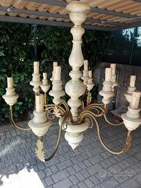 Grande lampadario 12 luci in legno laccato