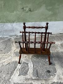 portariviste vintage in legno con design a fuso