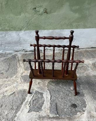 portariviste vintage in legno con design a fuso