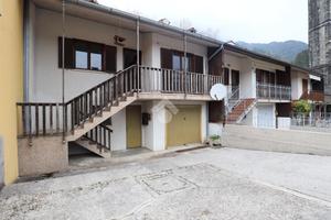 VILLA A SCHIERA CENTRALE A LUSEVERA