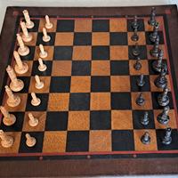 Scacchiera in pelle con scacchi in legno lavorato 