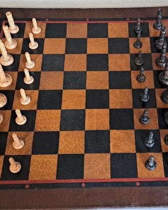 Scacchiera in pelle con scacchi in legno lavorato 