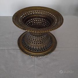 Antico vaso o supporto Nepal o Tibet in bronzo