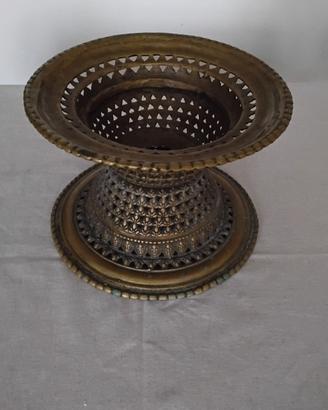 Antico vaso o supporto Nepal o Tibet in bronzo