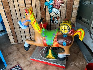 Cavalluccio dondolante a monete