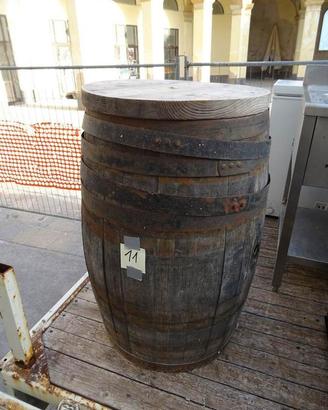 Tavolo alto da botte in legno con cerchiature ferr