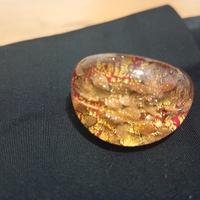 anello in vetro di murano con foglie d'oro 