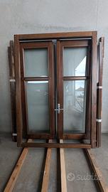 Finestre in legno con vetro camera